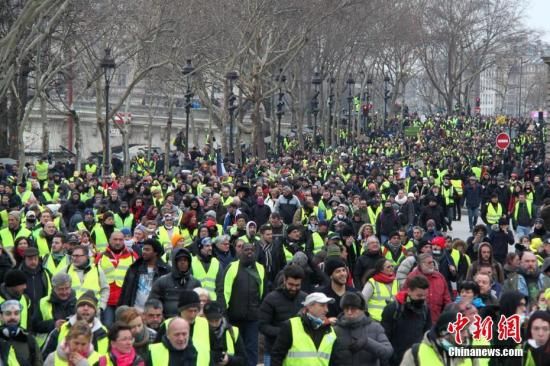 法国总理宣布一系列惩罚措施应对暴力示威活动