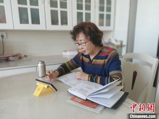 7日，66岁的李燕玲在家经过一番操作开始在线学习。　受访者李燕玲供图 摄
