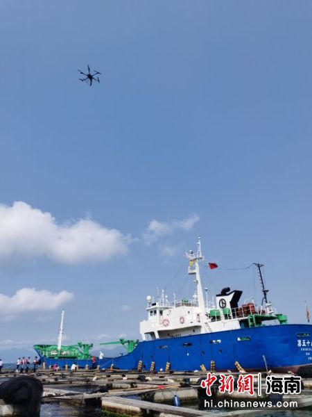 秀英边检站执勤民警利用无人机对出入境渔船开展移动巡查监管。刘超 摄