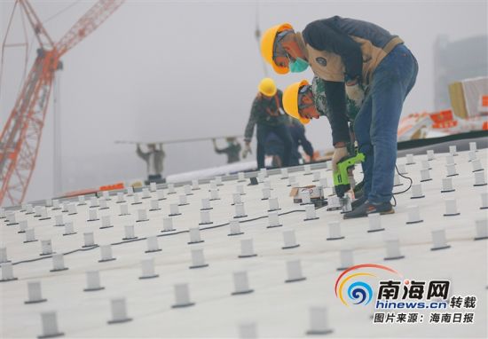 海南国际会展中心二期项目现场，工人在进行屋面板施工。海南日报记者 李天平 摄