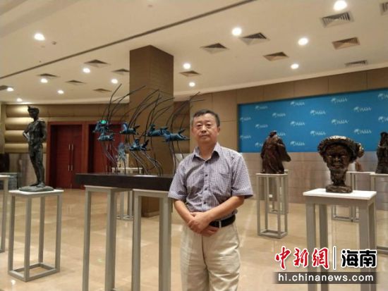 程连仲在博鳌亚洲论坛主会场举办雕塑绘画作品展。海南省旅琼文艺家协会供图