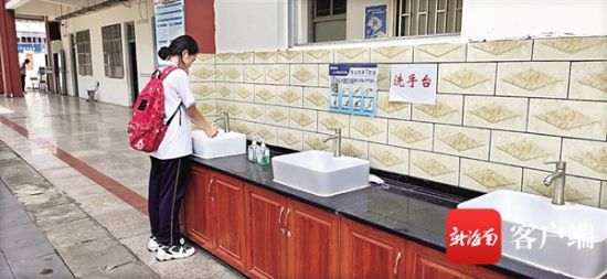 　府城中学设置了洗手池。记者 王康景 摄