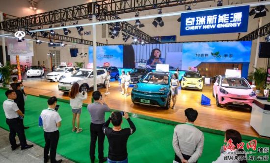 日前，2020第五届海南新能源汽车及电动车展览会吸引许多市民前来选购。王程龙 摄