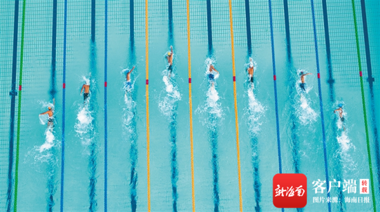 小选手们参加海南省少年游泳锦标赛。海南日报记者 袁琛 摄