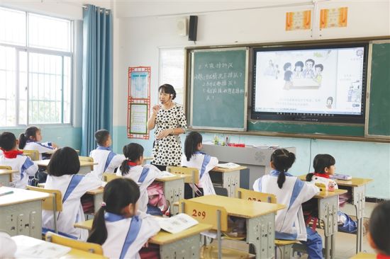 昌江二小学生在上道德与法治课。见习记者 刘婧姝 摄