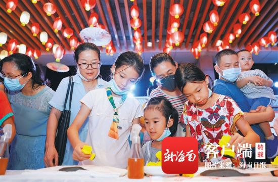  孩子们在海南省博物馆参加拓印活动。 海南日报记者 李天平 摄