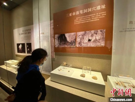  展览展示了海南田野考古成果，图为三亚市落笔洞洞穴遗址出土文物。　王子谦 摄