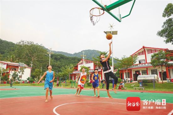 在白沙黎族自治县南开乡生态移民村银坡村，青少年在打篮球锻炼。 方山 摄