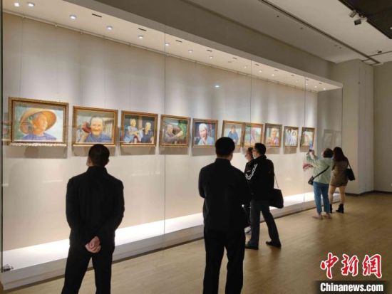 海南百岁老人油画展，展示了海南的长寿文化。　王晓飞 摄