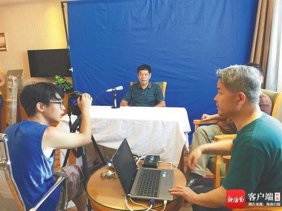 　刘新中(右一)在东方市进行付马话方言调查。图片除署名外由受访者提供