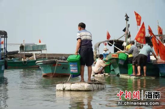 昌江渔民热心海洋环境保护获颁证书