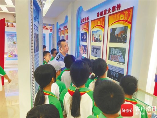 民警在定安县青少年禁毒教育基地给城南中学学生讲解毒品危害。定安县公安局禁毒大队供图