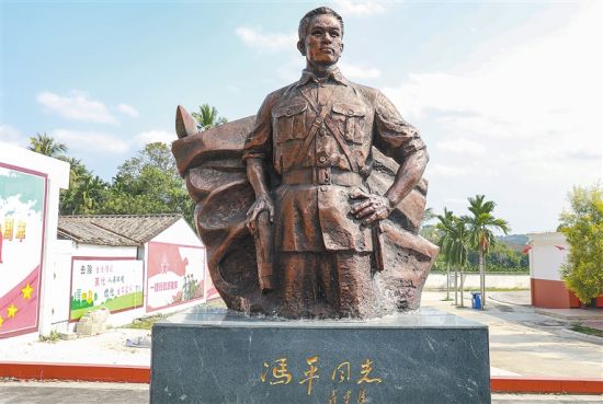 位于屯昌县西昌镇南田村的冯平塑像。海南日报记者李天平摄