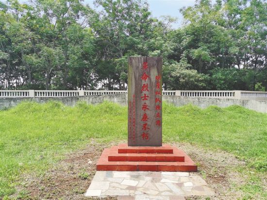 　崇德村内，解放海南岛渡海作战牺牲的无名烈士墓。