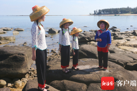 渔家哩哩美的艺术团团长方萍正在海边教3名孩子唱国家级非物质文化遗产“哩哩美”渔歌。记者 陈望 摄