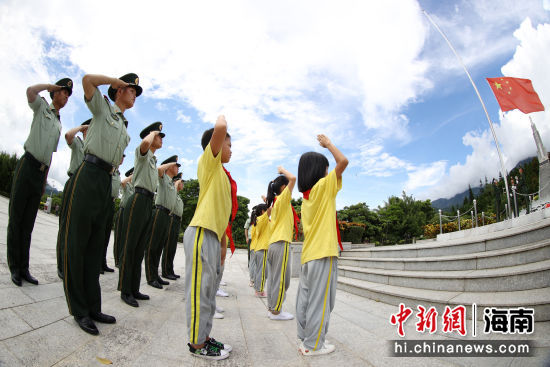 2021年9月2日，武警官兵与驻地学生在五指山革命根据地纪念园内举行升国旗仪式。武警海南总队供图