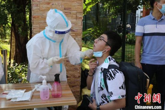 学生入校前做核酸检测。　刘晓惠 摄