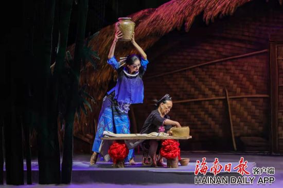 10月19日晚，海南原创舞蹈诗《黎族家园》在上海上音歌剧院演出。海口市艺术团供图