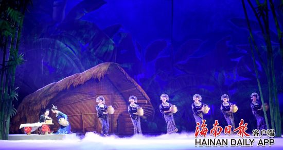 10月19日晚，海南原创舞蹈诗《黎族家园》在上海上音歌剧院演出。 陈正宝 摄