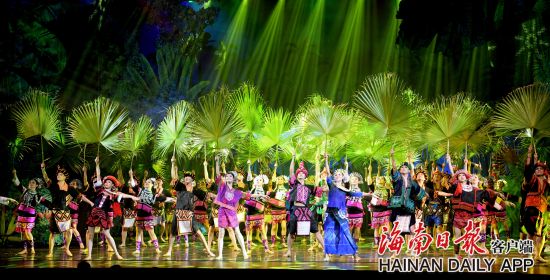 　10月19日晚，海南原创舞蹈诗《黎族家园》在上海上音歌剧院演出。 陈正宝 摄