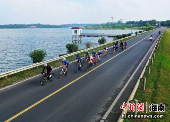 　2021首届环南丽湖自行车赛开赛现场。程守满供图