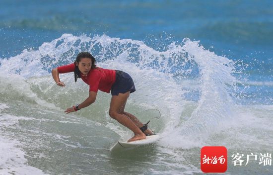 海南队黄莹莹摘得第十四届全运会冲浪项目女子短板决赛金牌。记者 李昊 摄