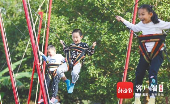 1月2日，小朋友在位于屯昌县坡心镇的猪哈哈农场游玩。海南日报记者 李天平 摄