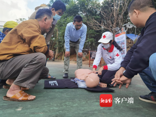 志愿者开展应急救护培训演示。宝莲城红十字会供图