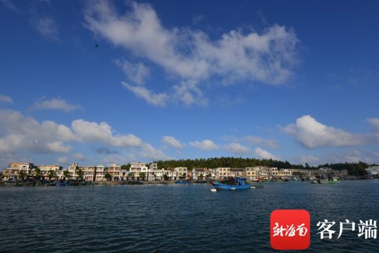 　万宁市和乐镇英豪半岛周边水域海水清澈，蓝天白云。记者 陈卫东 摄