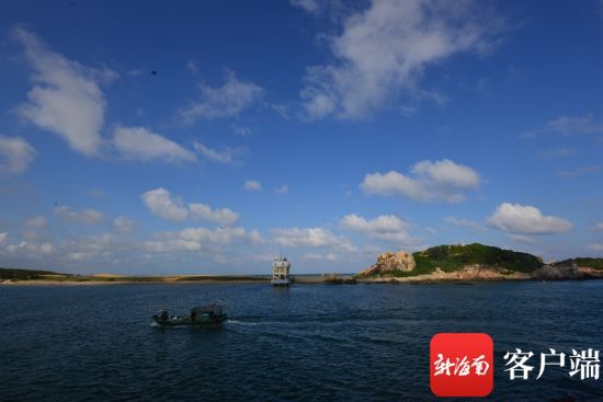 万宁市和乐镇英豪半岛周边水域海水清澈，蓝天白云。记者 陈卫东 摄
