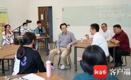1月10日，著名表演艺术家唐国强到访北大附中海口学校，与师生分享戏剧表演与创作经验。记者 李昊 摄