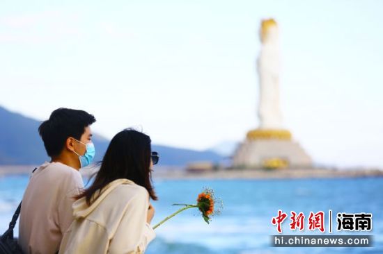 情侣在三亚南山文化旅游区海边游览。陈文武摄