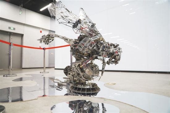 1月22日，在海口会展工场，中国新势力当代艺术展上的展品《徘徊者》。