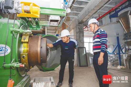 2月13日，在屯昌天之虹饲料加工厂项目的生产车间内，工作人员查看制粒机运行情况。海南日报记者 李天平 摄