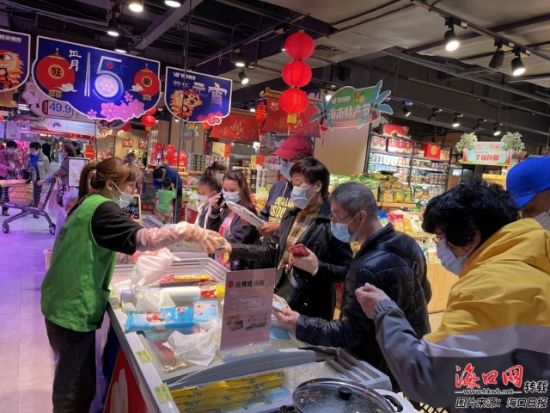 2月14日，市民在海口一超市选购汤圆，喜迎元宵节。记者 李银 摄