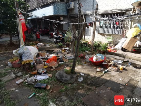 海口美华苑小区一栋住宅楼楼下堆放垃圾，场面凌乱不堪。