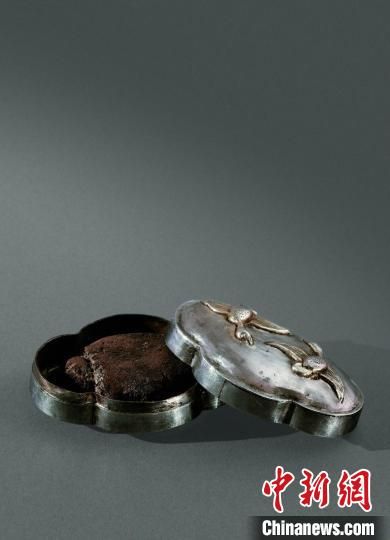 　出土香料样品三：双鸿纹海棠形银香盒内香料。　法门寺博物馆 供图