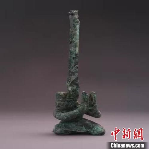资料图：三星堆出土青铜扭头跪坐人像。　四川省文物考古研究院供图