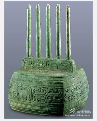 被称为“西周路由器”的文物“云纹铜五柱器”。图片来源：安徽博物院微博