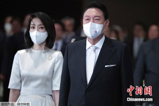 2022年5月10日，韩国总统尹锡悦和夫人金建希出席在韩国首尔一家酒店举行的就职晚宴。