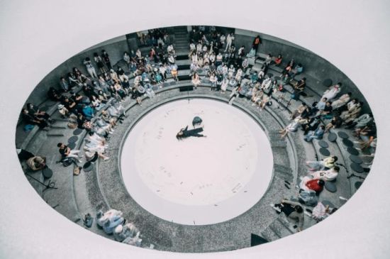 2021年，观众在阿那亚艺术中心圆形剧场观看戏剧演出。(阿那亚戏剧节 供图/《中国新闻》报 发)
