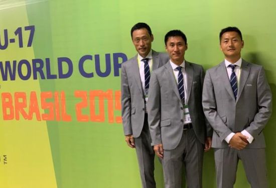 卡塔尔世界杯中国裁判组合影，从左至右依次为施翔、马宁和曹奕。受访者供图。