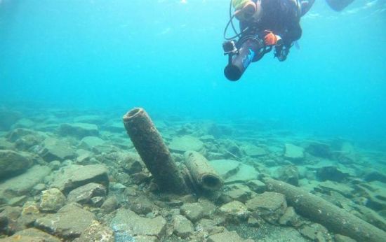 澎湖海洋志工队在望安草屿进行生态调查时，赫然发现水下一处“炮弹坟场”，附近有大大小小的炮弹约100多颗。 台湾“中时新闻网”图