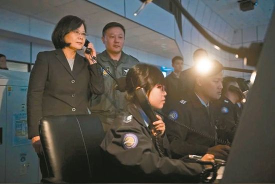 蔡英文巡视位于台北公馆蟾蜍山地下洞库的台空军作战管制中心。 图片来源：台湾《联合报》