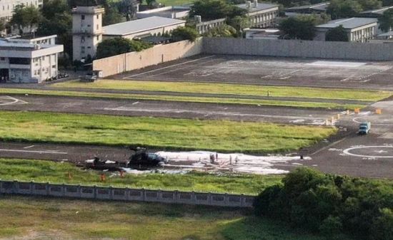 台海军一架S-70C反潜直升机22日疑似装备故障突然坠毁在跑道，尾翼及旋翼断裂。图片来源：台湾《联合报》 记者刘学圣摄