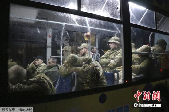 资料图：5月20日，撤离亚速钢铁厂的乌克兰军人坐上一辆公共汽车。