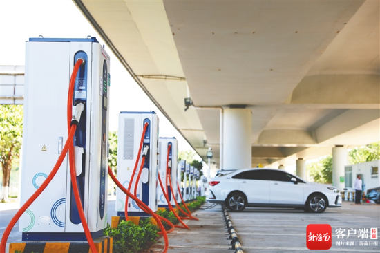 新能源汽车在海口世纪公园停车场内的充电站中充电。海南日报记者 李天平 摄