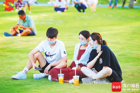三三两两的游客在草坪上席地而坐。文昌市委宣传部供图