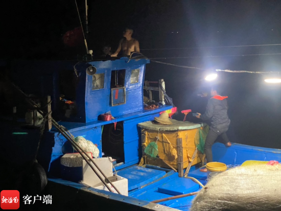 7月29日深夜，执法人员在海上查非法捕捞渔船。记者 陈悄 摄