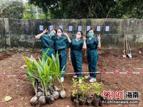 湖南衡阳医疗支援队医护人员准备种下椰子树苗。刘彬宇供图